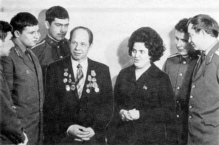 Встреча с делегатами XXV съезда КПСС В. Байковой и А. Дюковым