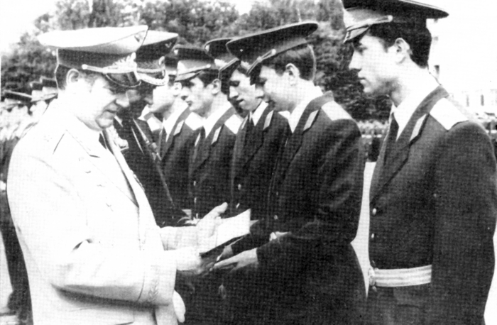 Герои Советского Союза генерал-майор авиации С.В. Голубев и начальник училища генерал-майор-инженер В.А. Стоцкий