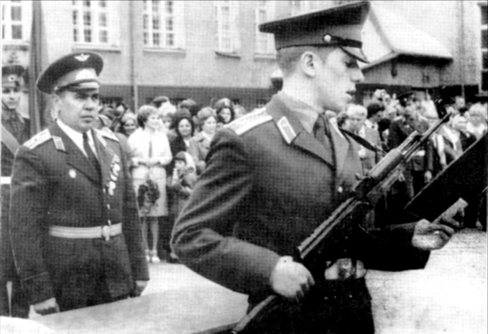 Звучат слава Военной присяги: «...Я клянусь добросовестно изучать военное дело,..»