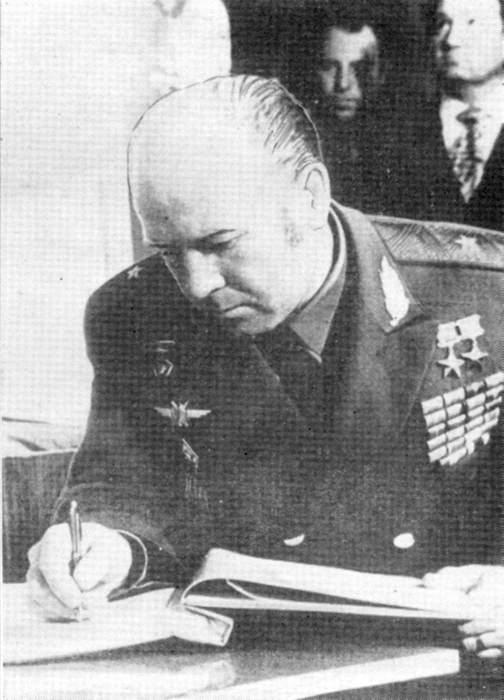 Летчик-космонавт СССР А. А. Леонов делает запись в книге отзывов Музея боевой славы училища