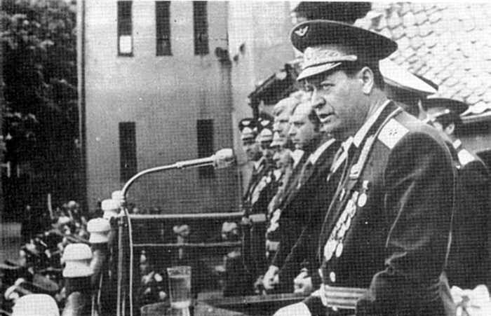 Начальник училища генерал-майор-инженер Стойкий В.А.поздравляет выпускников