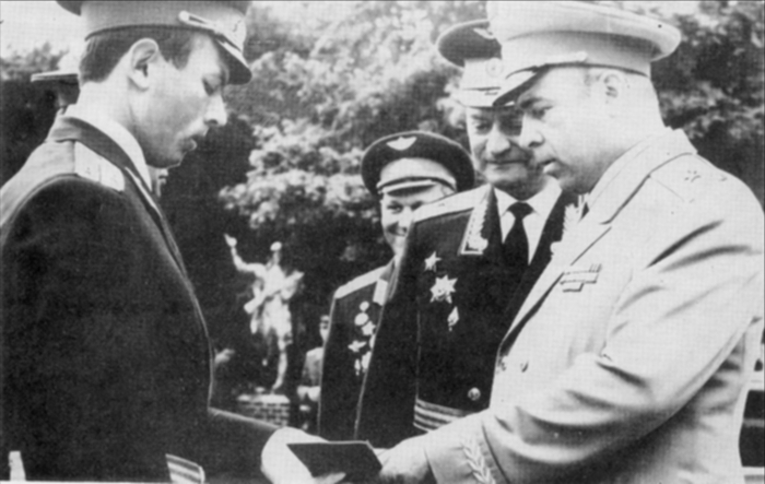 Генерал-майор авиации Жабин И. А. вручает диплом с отличием лейтенанту технической службы Медведеву Н.П.