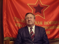 У знамени КВАТУ П.Селезнёв